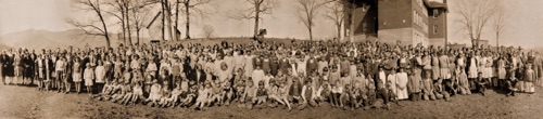 BETHEL SCHOOL 
with STUDENTS - 1920s


 - Students of Bethel School from the 1920s are posed on the back side of the Bethel School building in a photograph donated to BRCO by Frank and Maxine Sorrells.  The photographer captured this portrait prior to the construction of the other two buildings that comprised the historic Bethel School campus.